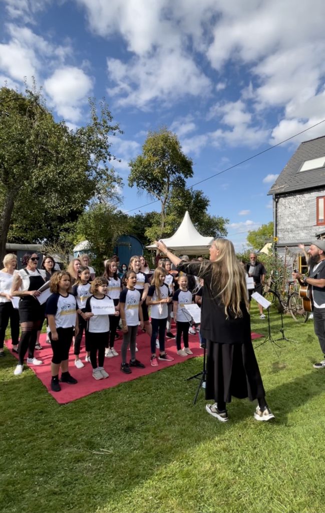 Mit insgesamt 31 Sängerinnen und Sängern präsentierte Sangeslust das Lied 'Rückenwind' zum diesjährigen 'Red Carpet Day' am 12.9. Foto: Alexander Wolff.