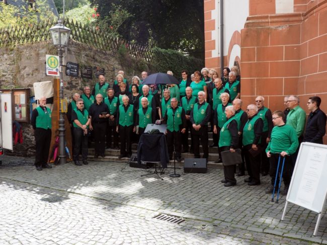 Treppenkonzert in Bacharach: Männerchor und 'S(w)inging People' singen gemeinsam. Foto: H. Schneider