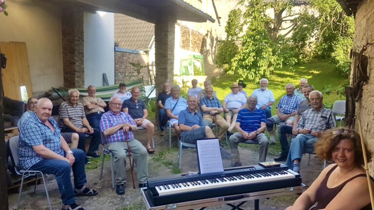Die Begeisterung war den Sängern bei ihrer ersten Probe nach über 15 Monaten anzumerken. Foto: MGV.