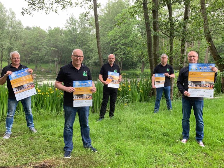 Der geschäftsführende Vorstand des Chorverbands Westerwald stellt die Flyer und Plakate vor. Von links: Raimund Schäfer