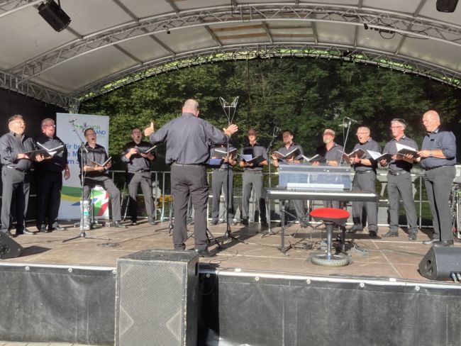 Einer der neun teilnehmenden Chöre an diesem Open-Air-Chorevent: cannibale vocale - das etwas andere Männerensemble aus dem südlichen Westerwald bei 'ChorAktiv' in Bad Marienberg. Foto: CV WW
