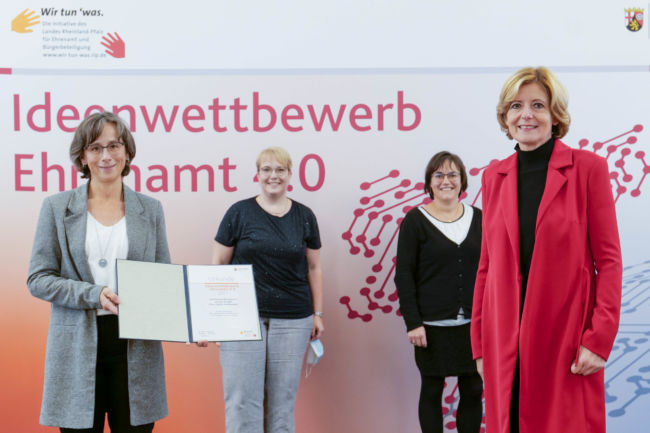 Ministerpräsidentin Malu Dreyer übergibt die Urkunde zum Ideenwettbewerb Ehrenamt an die 1. Vorsitzende der ChoriFeen Andernach