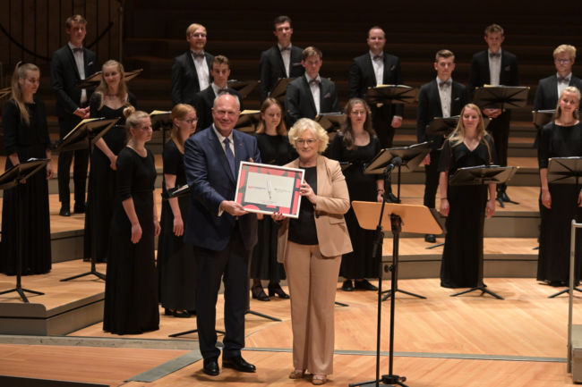Anlässlich der Premiere überreichte Bundesfamilienministerin Christine Lambrecht dem Präsidenten des Deutschen Musikrates Prof. Martin Maria Krüger symbolisch eine Stimmgabel „zum Einstimmen auf die kommenden Jahre und die musikalische Entwicklung des Bundesjugendchors“. Foto: DMR/Peter Adamik.