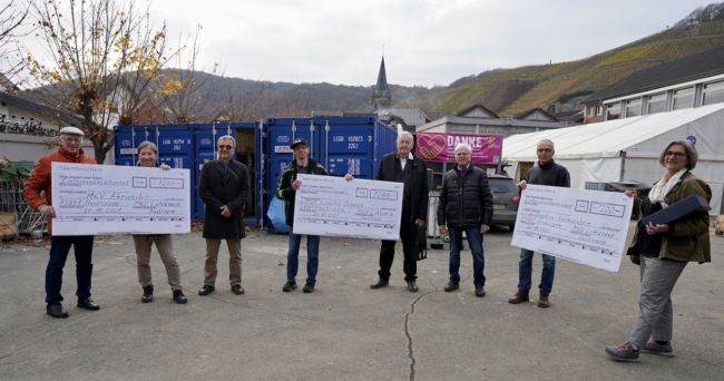 Gruppenbild auf dem Dernauer Schulhof: V.l- Winfried Ley