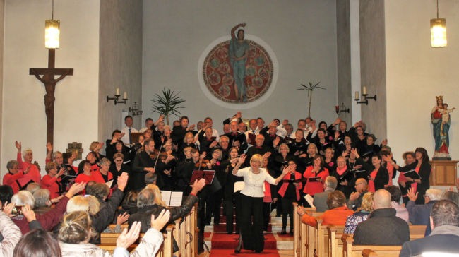 Finale des Konzerts - beide Chöre verabschieden sich beim Publikum. Foto: Chor Capriccio