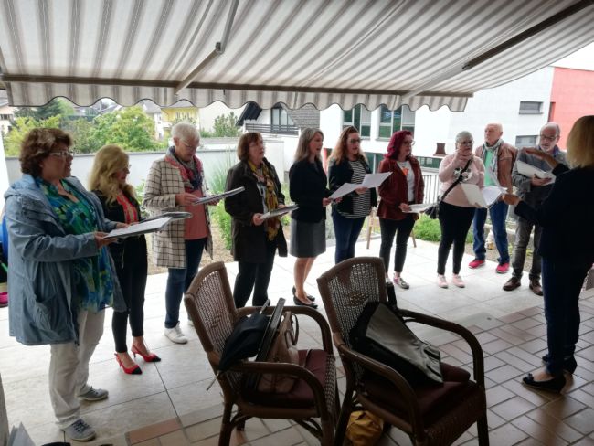 Zwischentöne singen Sangesfreundin Erika Heim ein Ständchen. Foto: privat