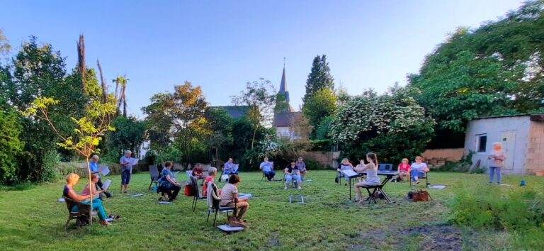 Die Sängerinnen und Sänger von Vocale Plaidt genossen das Wiedersehen. Sonnenschein vom Feinsten begleitete die erste Probe im Freien und auch die Vögel im Garten und die Kirchenglocken leisteten ihren Beitrag. Foto: Vocale Plaidt.