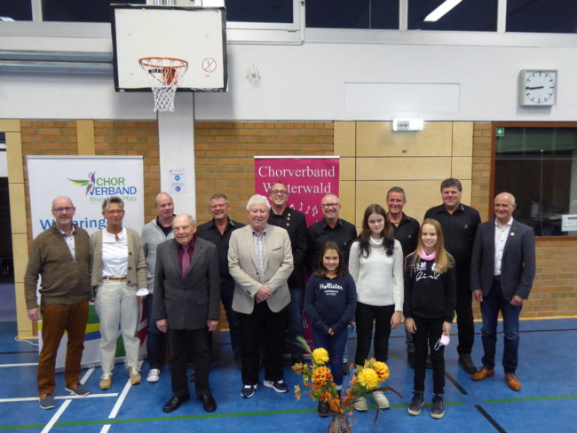 Gruppe ausgezeichneter Jubilare der Chorgruppe Süd im Chorverband Westerwald. Vl: Ulrich Quirmbach