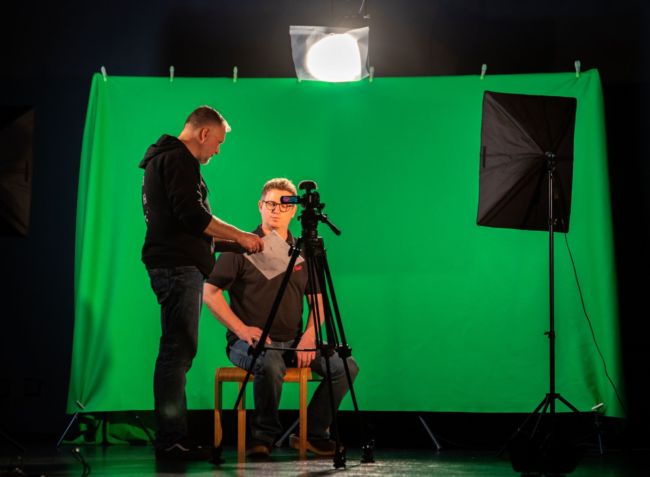 Regieanweisungen - Aufnahmen mit Greenscreen-Technik. Foto: privat.