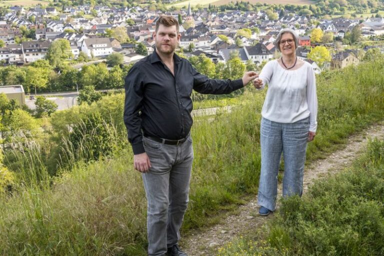 Vorsitzende Ruth Kantorek übergibt das Dirigat an den neuen Chorleiter Hagen Anselm Fritzsche. Foto: privat.