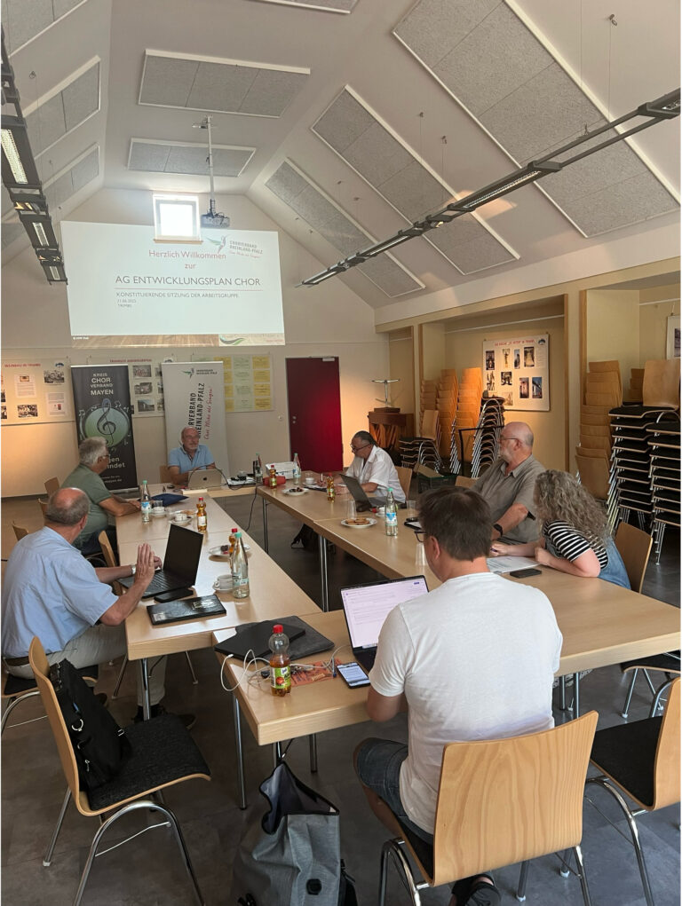 Die offensichtliche Ruhe im Bild täuscht: Mit großer Konzentration und spürbarem Engagement nahmen die Mitglieder der Arbeitsgruppe „Entwicklungsplan Chor“ ihre Arbeit auf. Foto: D. Meyer