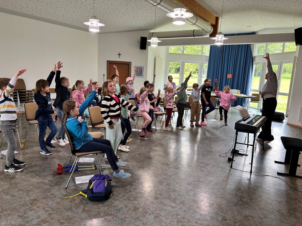 Dorothe Laux wusste die jungen Teilnehmenden im Chorprojekt Westerwälder Spatzen zu begeistern. Foto: R. Schäfer