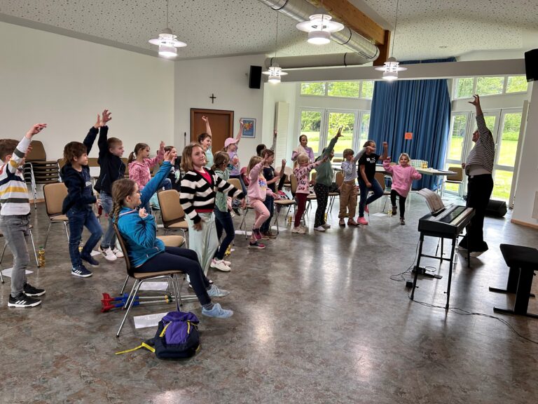 Dorothe Laux wusste die jungen Teilnehmenden im Chorprojekt Westerwälder Spatzen zu begeistern. Foto: R. Schäfer