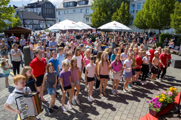 Der Kinderchor der Klassen 5 des LMG Montabaur begeisterte das Publikum bei ChorAktiv in Bad Marienberg. Foto: Röder-Moldenhauer