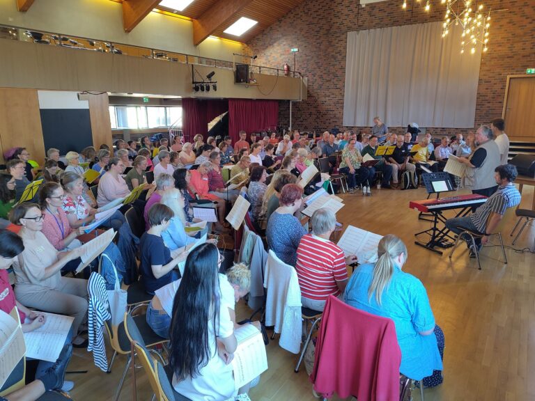 Die Chöre Wormser Kammerensmble, Ensemble Chordial Mainz und der Mozartchor Speyer bei der gemeinsamen Probe mit Komponist Enjott Schneider in Worms. Foto. D. Königshausen