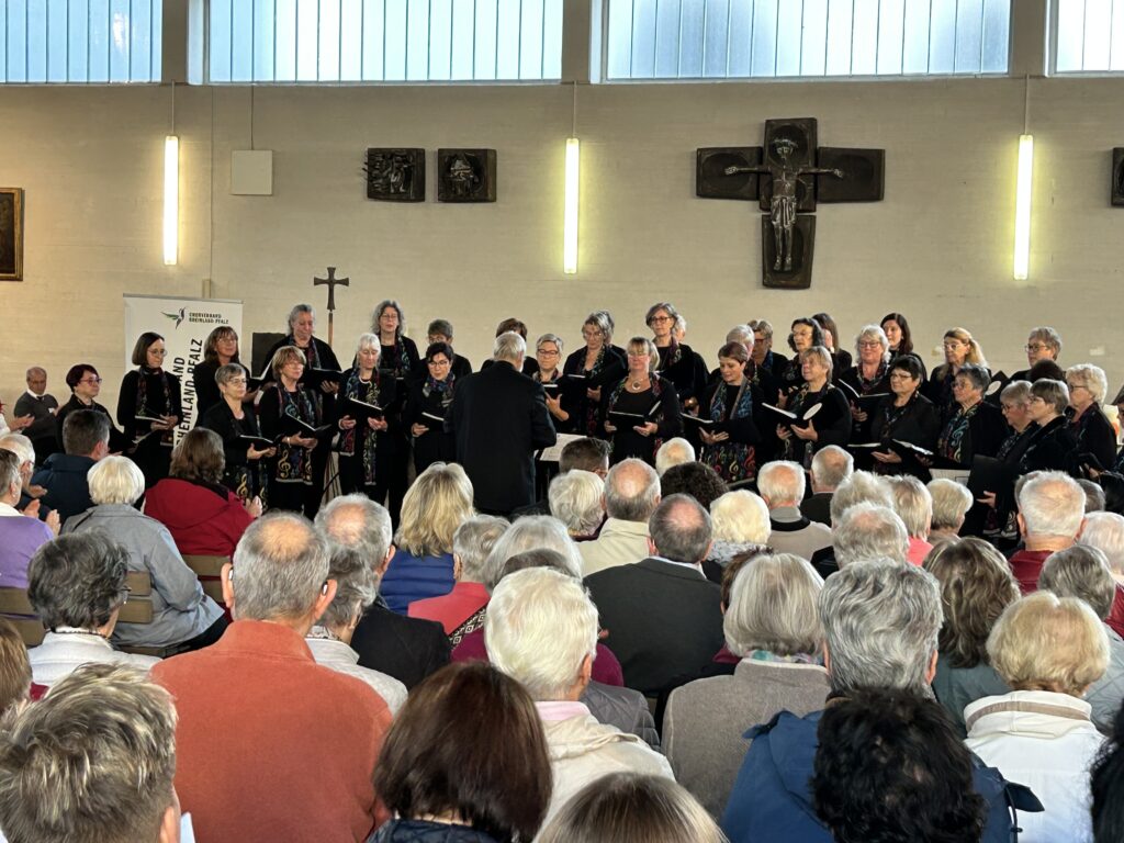 Der Frauenchor Dachsenhausen beim Kirchen-Chorkonzert in der Pilgerhalle des Klosters Bornhofen. Foto: R. Schäfer
