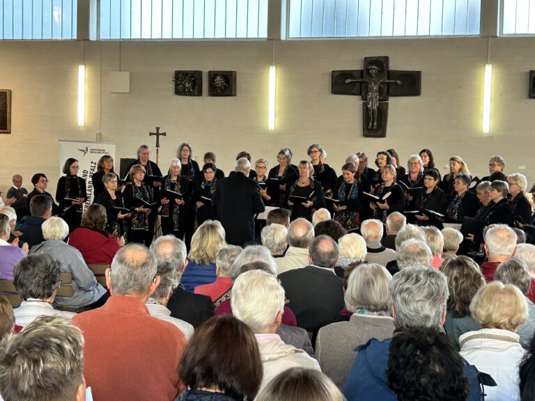 Der Frauenchor Dachsenhausen beim Kirchen-Chorkonzert in der Pilgerhalle des Klosters Bornhofen. Foto: R. Schäfer