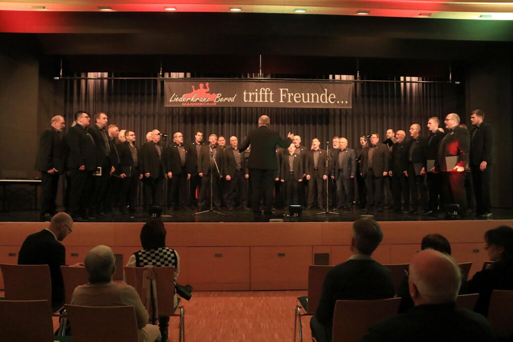 Der M&auml;nnerchor Liederkranz Berod hatte zu einem Abend mit erstklassigen M&auml;nnerensembles eingeladen. Foto: R. Sch&auml;fer