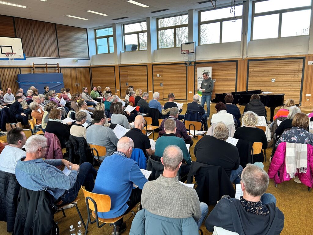 Die 135 Teilnehmenden bekamen am Nachmittag von Carsten Gerlitz Tipps zur Interpretation von Rock- und Popst&uuml;cken im Chor. Foto: R. Sch&auml;fer