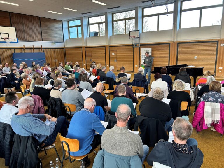 Die 135 Teilnehmenden bekamen am Nachmittag von Carsten Gerlitz Tipps zur Interpretation von Rock- und Popstücken im Chor. Foto: R. Schäfer