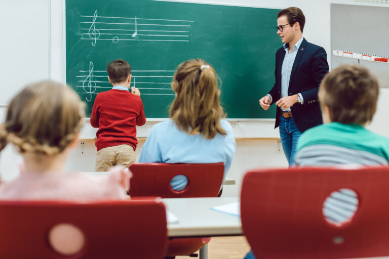 Eine Zusammenarbeit zwischen Schulen, Musikschulen und den Organisationen der Amateurmusik bringt unterschiedliche Stärken in die musikalische Bildung ein. Foto: Kzenon / Adobe Stock