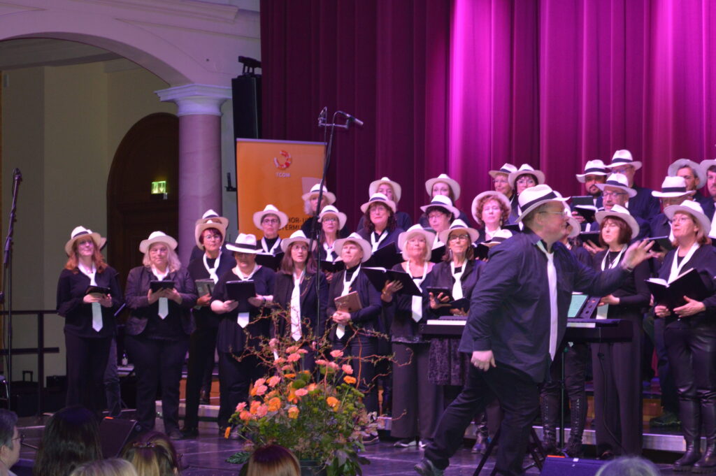 Der Chor Vocalis Sambach mit Chorleiter Tobias Markutzik im Er&ouml;ffnungskonzert zur Langen Nacht der Musik in Kaiserslautern. Foto: Shiva Mangold