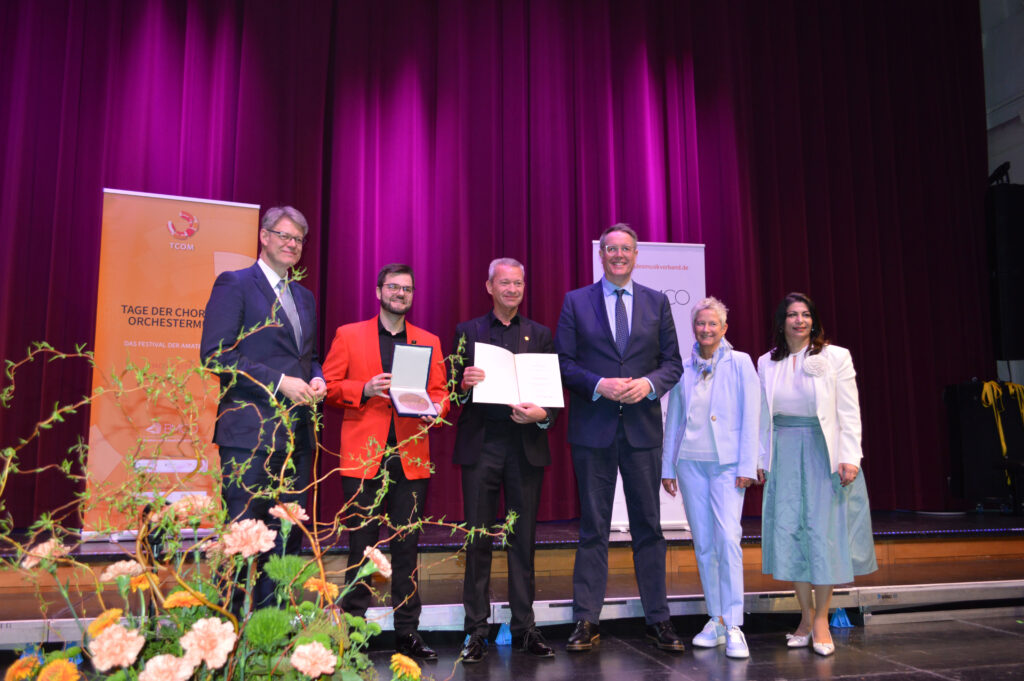 Von Links: Bundesverkehrsminister Patrick Schnieder, Hofs&auml;nger-Kapit&auml;n Vinzent Grimmel, der musikalische Leiter Andreas Leuck, Ministerpr&auml;sident Alexander Schweitzer, Beate Kimmel, Oberb&uuml;rgermeisterin von Kaiserslautern und BMCO-Pr&auml;sidentin Derya T&uuml;rk-Nachbaur MdB. Foto: Shiva Mangold