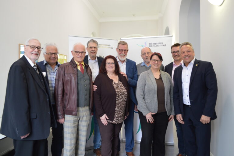 Der Vorstand des Chorverbands Rheinland-Pfalz mit Ehrenpräsident Karl Wolff – links – und Präsident Hans-Werner Breithausen – rechte Seite. Foto: Shiva Mangold