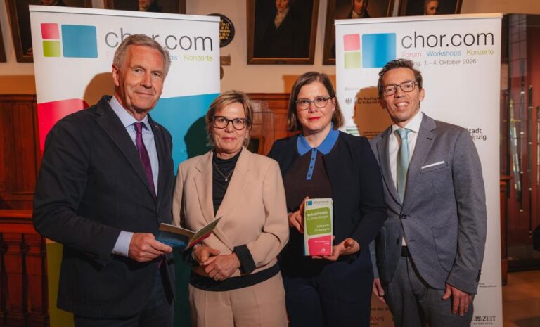 Gaben Einblick in das Programm zur chor.com: v.l. Christian Wulff, Präsident des Deutschen Chorverbands; Barbara Klepsch, sächsische Staatsministerin für Kultur und Tourismus; Dr. Skadi Jennicke, Kulturbürgermeisterin der Musikstadt Leipzig und Stephan Doormann, künstlerischer Leiter der chor.com. Foto: Christian Kern