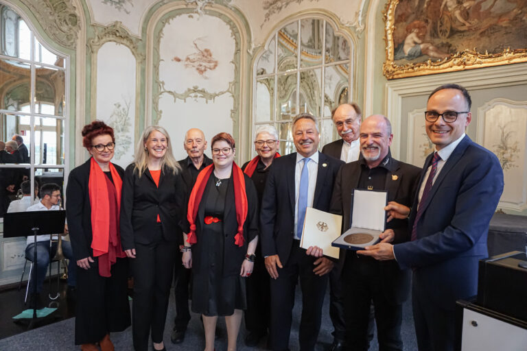 Kulturstaatssekretär Dr. Denis Alt - rechts - zeichnete die Zwischentöne Saffig mit der Zelterplakette aus. Daneben stehend Vorsitzender des GV Zwischentöne, Hans-Willi Fell, sowie Hans-Werner Breithausen, Präsident des Chorverbands Rheinland-Pfalz. In zweiter Reihe dahinter Dr. Peter Stieber, Präsident des Landesmusikrats Rheinland-Pfalz. Foto: Julia Mallm